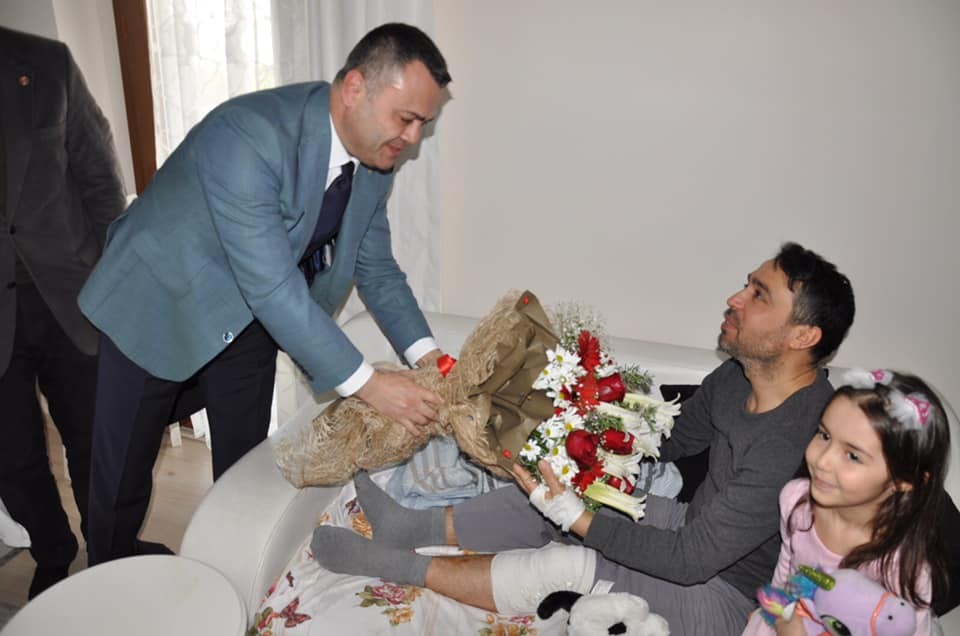 Kaymakam Otcu, yaralı yüzbaşıyı ziyaret etti 