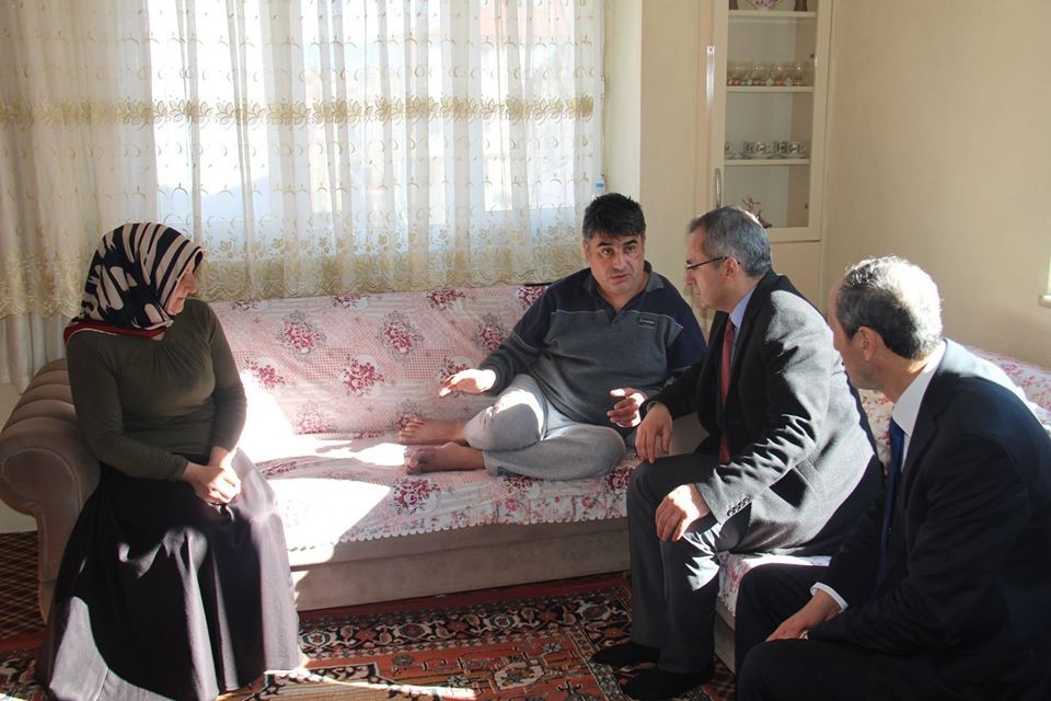 Kaymakam Pişkin, hasta genç kızı ziyaret etti 