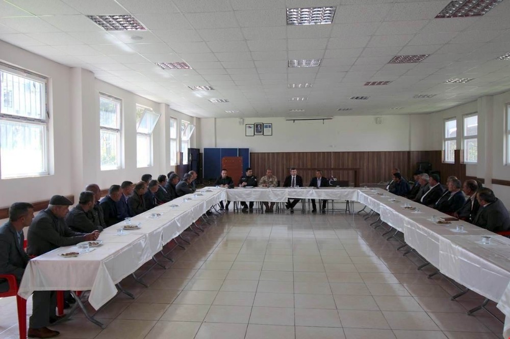 Kaymakam Şener Muhtarlar ile bir araya geldi 