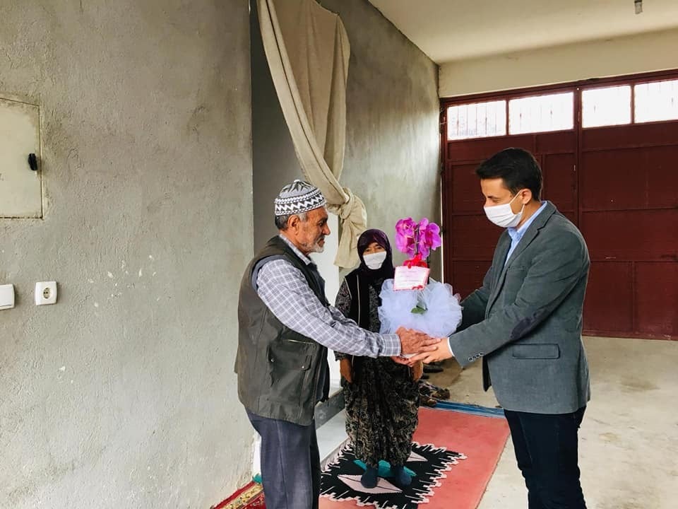 Kaymakam Şeref Gülyer’den şehit ailelerine çiçek 