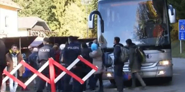 Kaymakam sığınmacıları Merkel'in ofisine yolladı!