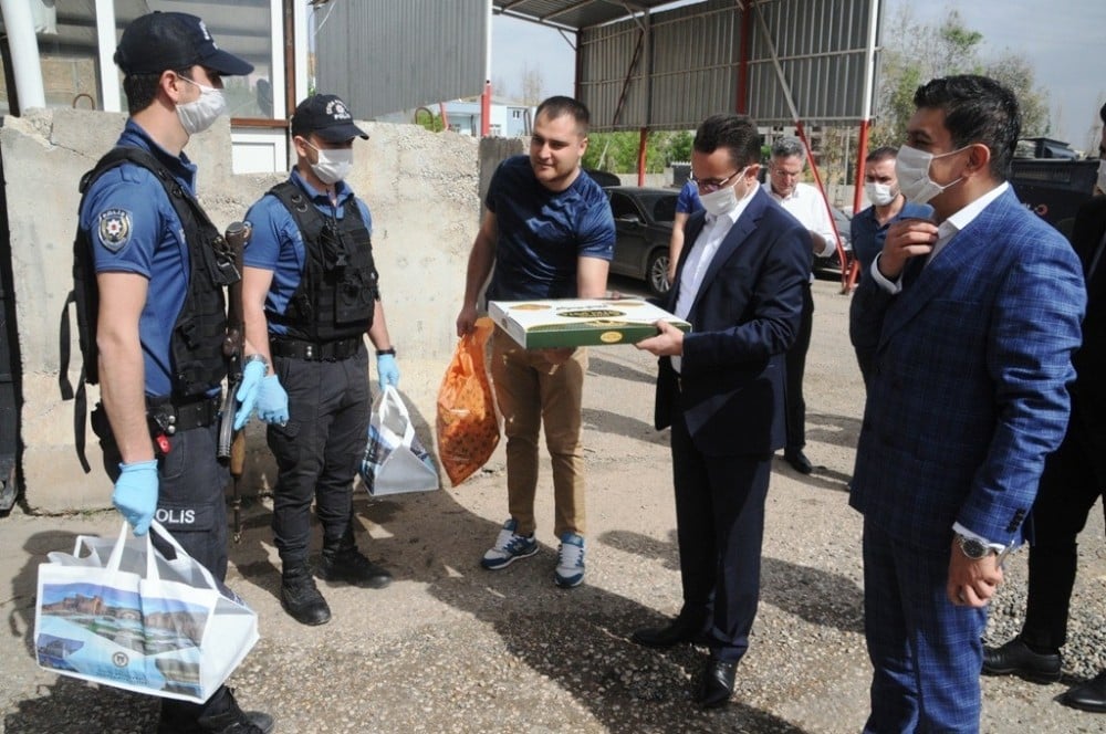 Kaymakam Sinanoğlu’ndan polislere baklava ikramı 