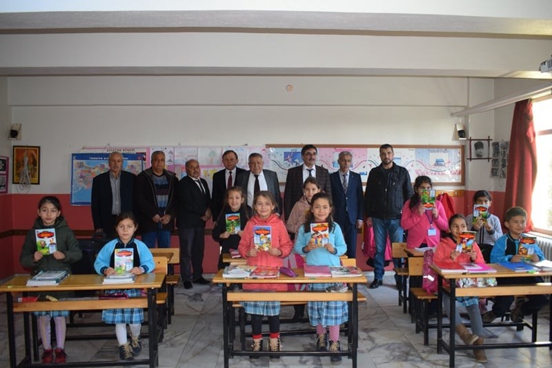 Kaymakam Soley ve Başkan İnal’dan miniklere anlamlı hediye 
