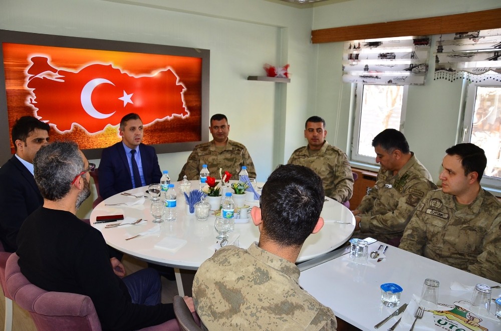 Kaymakam Solmaz’dan Mehmetçik onuruna yemek 