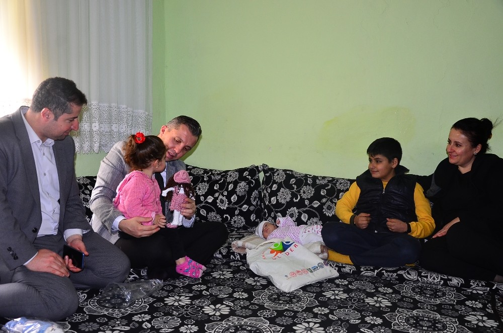 Kaymakam Solmaz’dan yaşlı, hasta ve yeni doğan bebeklere ziyaret 