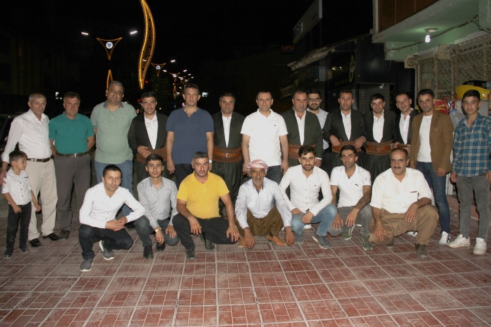 Kaymakam Türkman, halay ekibiyle bir araya geldi 