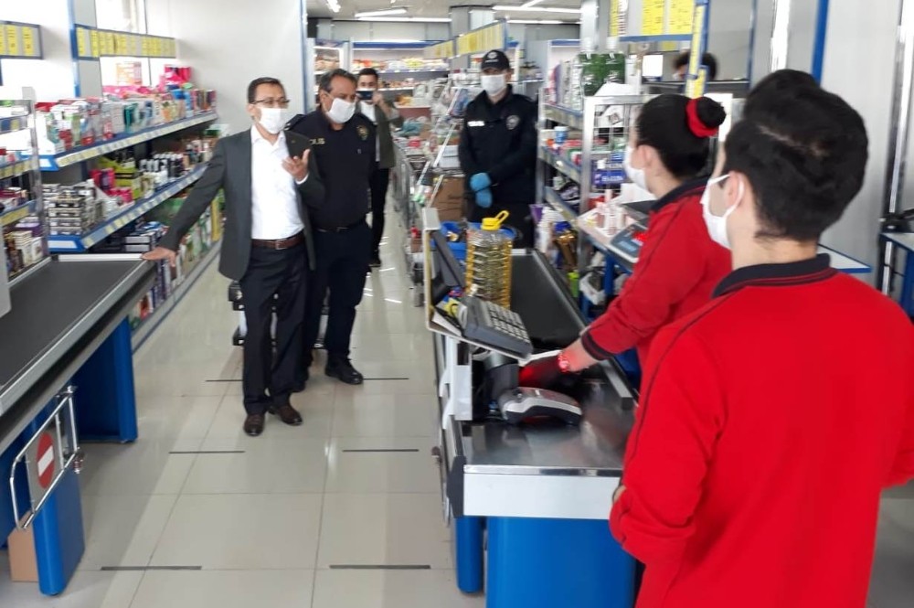 Kaymakam Uçgun marketlerde incelemeler yaptı 