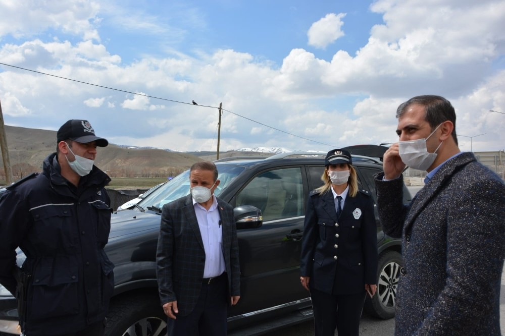 Kaymakam ve Belediye başkanı görev başındaki polislere tatlı ikramında bulundu 
