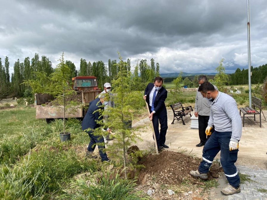 Kaymakam ve belediye başkanı şehit mezarını kendi elleriyle düzenledi 