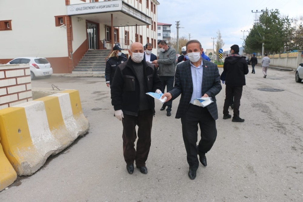 Kaymakam ve Belediye Başkanı vatandaşlara maske dağıttı 