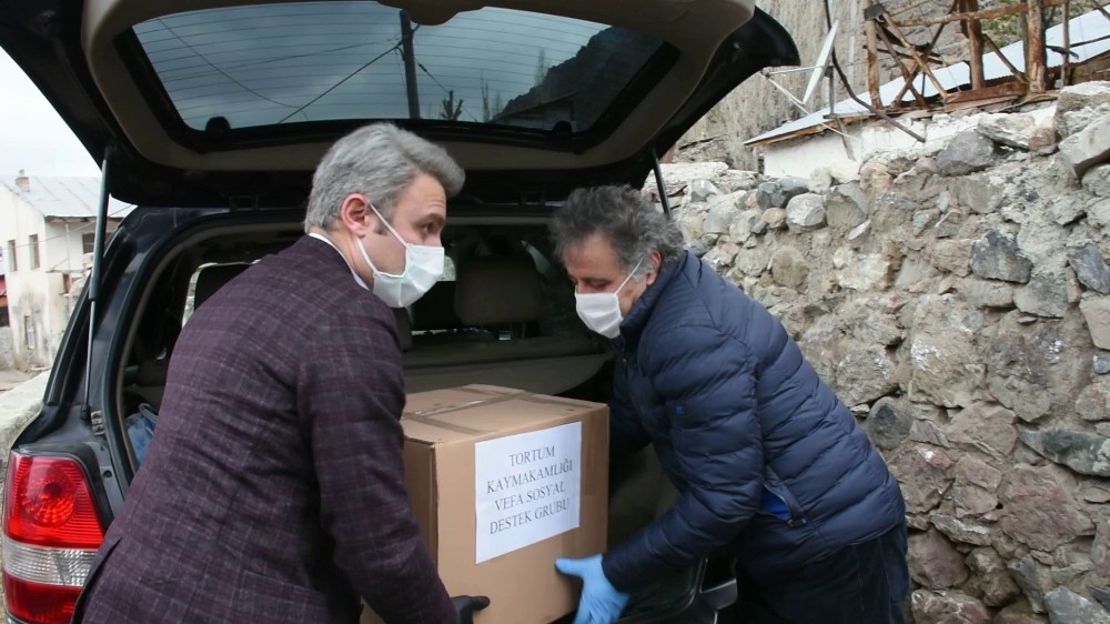 Kaymakam ve belediye başkanı vatandaşların ihtiyaçlarını birlikte teslim etti 