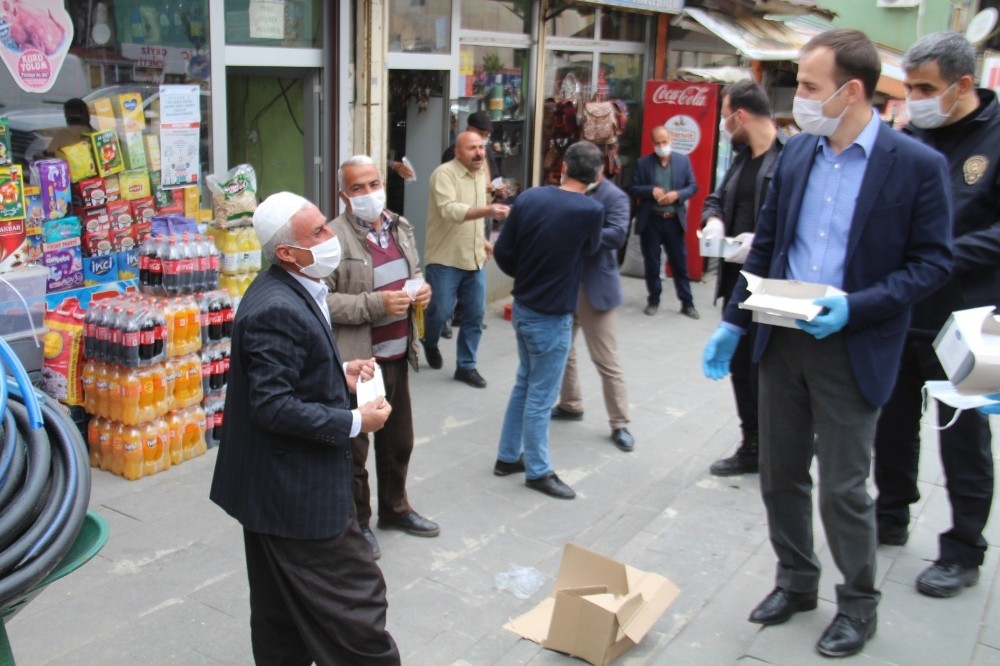 Kaymakam ve belediye başkanından maske dağıtımı 