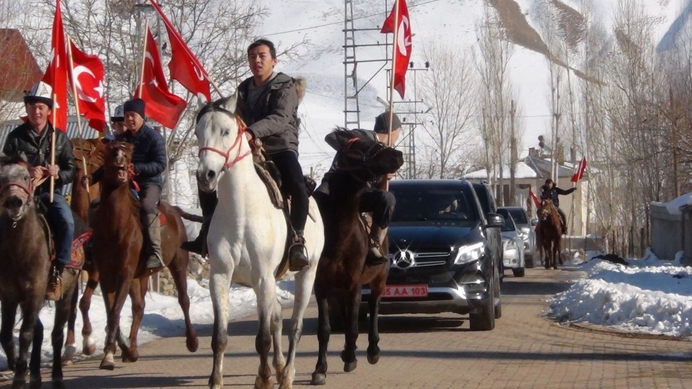 Kaymakam ve milletvekiline atlı karşılama 