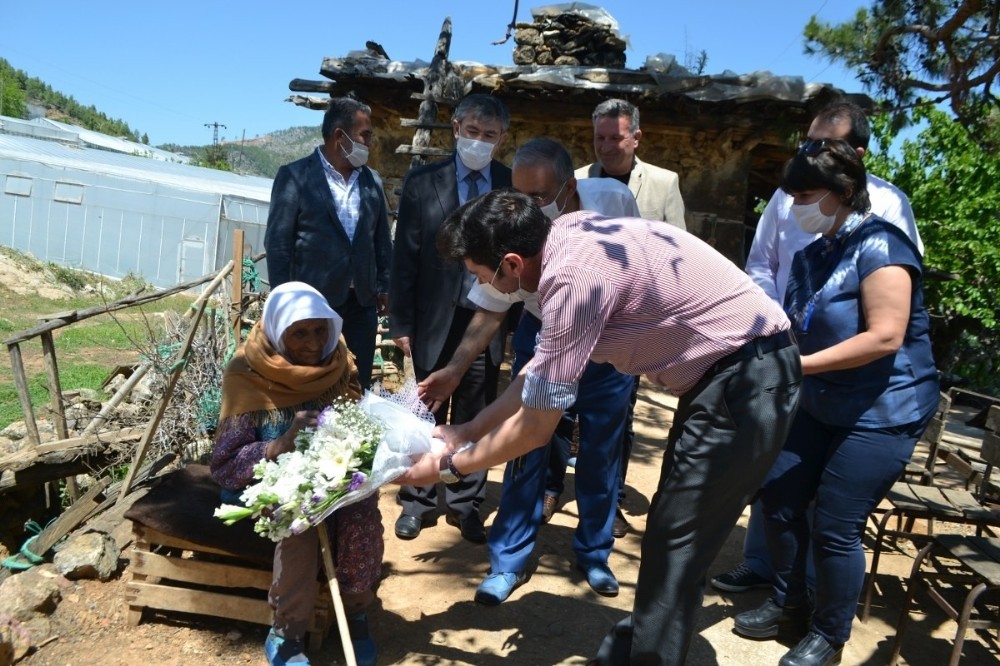 Kaymakam Yalçın’dan 105 yaşındaki Marziye nineye Anneler Günü çiçeği 