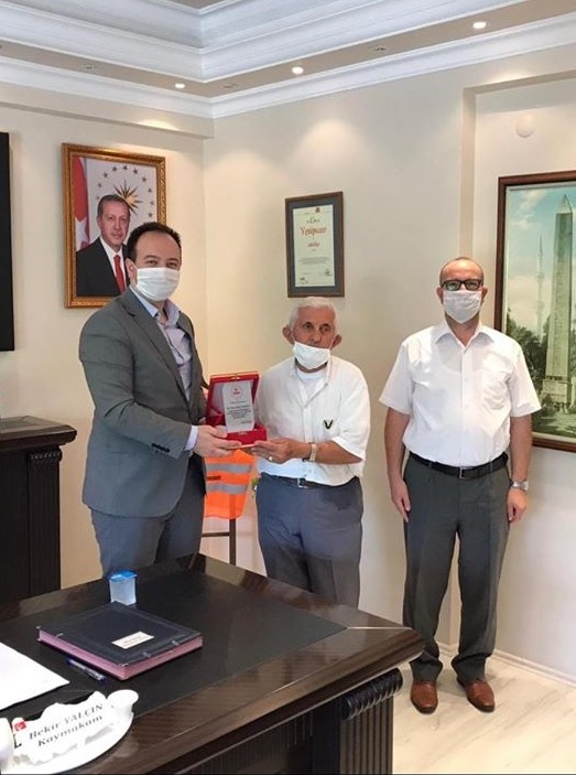 Kaymakam Yalçın’dan Yenipazarlı hayırsevere plaket 