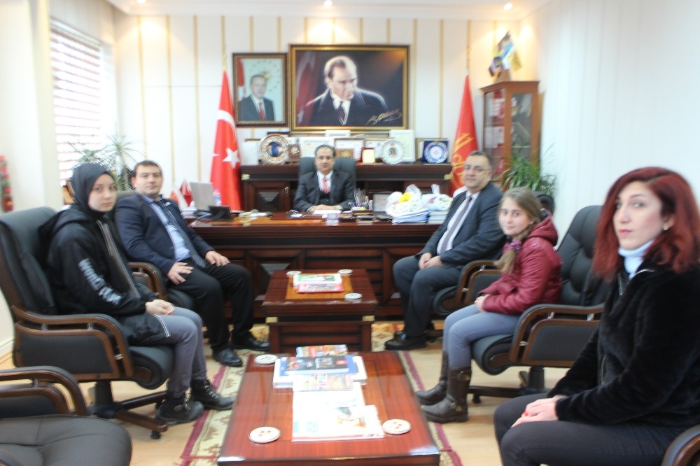 Kaymakam Yavuz başarılı sporculara karnelerini ve hediyelerini verdi 