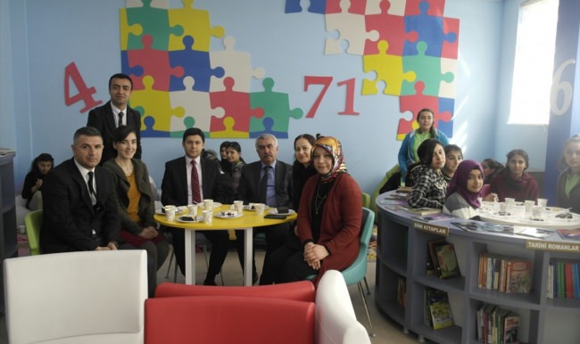 Kaymakam Yıldırım, kitap okuyan öğrencileri ödüllendirdi