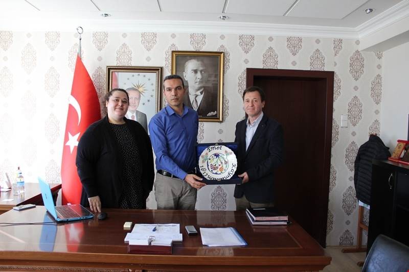 Kaymakam, yılın doktoru Hakan Ünek’i tebrik etti 