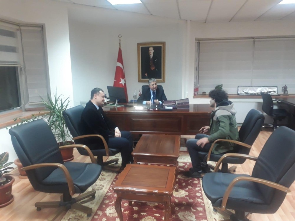 Kaymakam Yılmaz, intihardan vazgeçirdiği genci makam odasında ağırlandı 