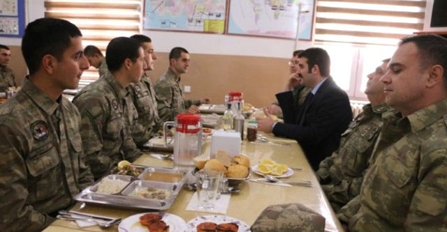 Sınır karakolundaki askerleri ziyaret etti