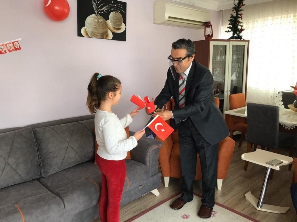 Kaymakam Yücel minik öğrencileri evlerinde ziyaret etti 