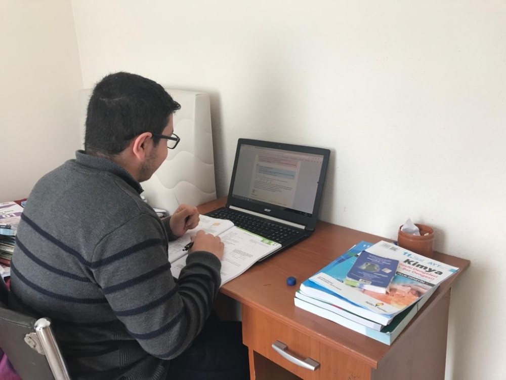 Kaymakamdan lise öğrencisine bilgisayar ve internet 