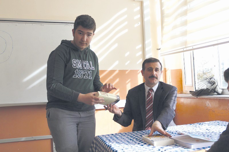 Kaymakam’dan öğrencilere imzalı kitap 
