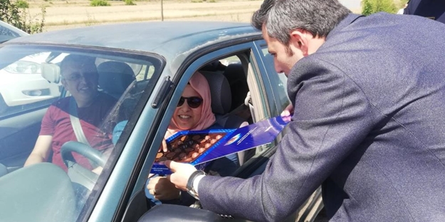 Kaymakamdan vatandaşlara çikolata ikramı