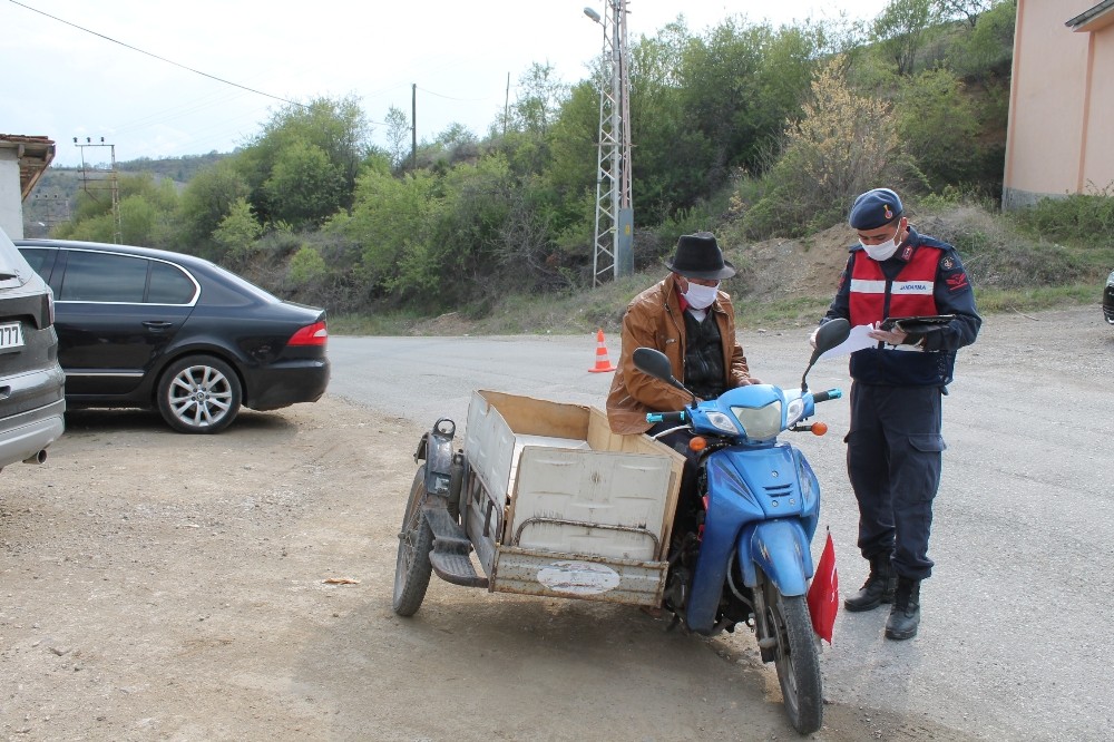 Kaymakamı Deniz Pişkin, şehir girişinde uygulama yapan kolluk güçlerini denetledi 