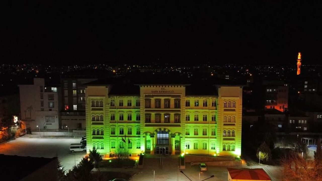 Kaymakamlık binası yeşile büründü