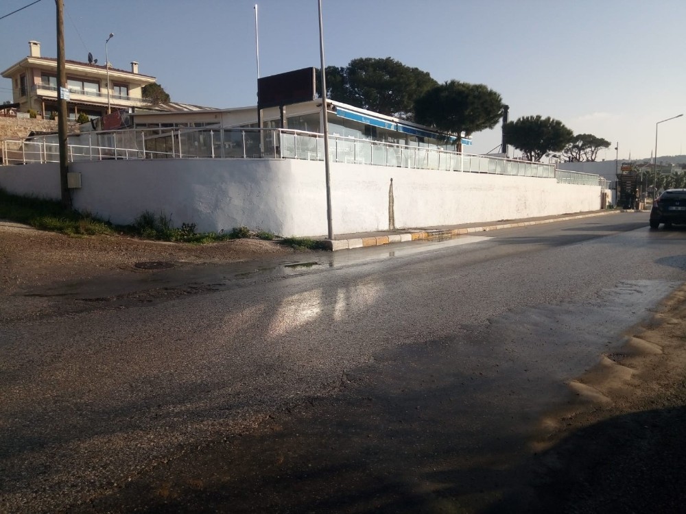 Kaynağı belli olmayan su akıntısı tehlike saçıyor 