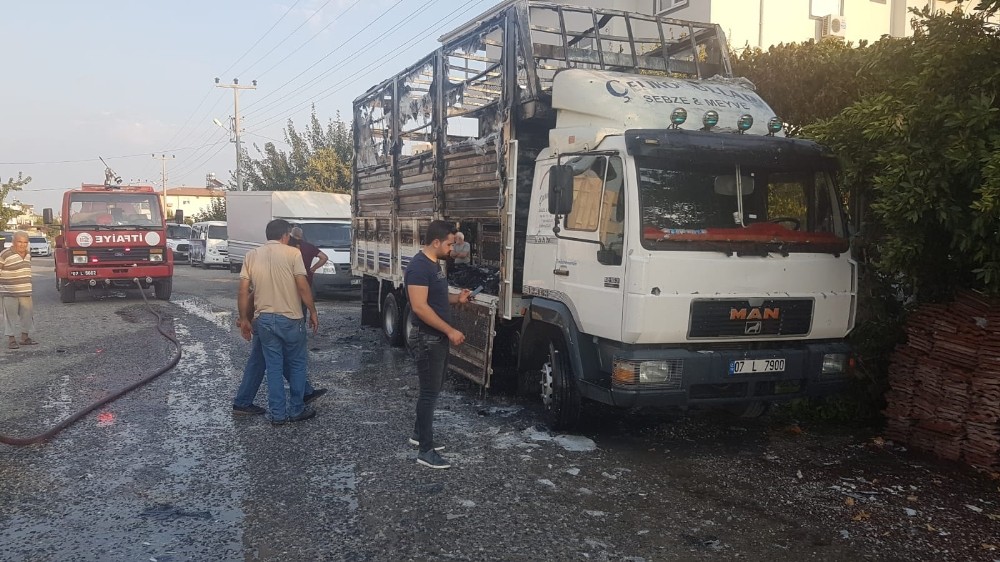 Kaynak yapılan kamyonun kasası cayır cayır yandı 