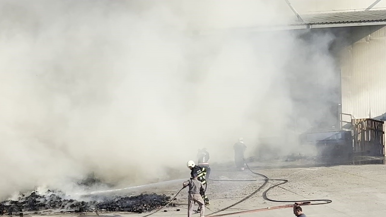 Kaynarca’da mobilya fabrikasının deposunda yangın çıktı
