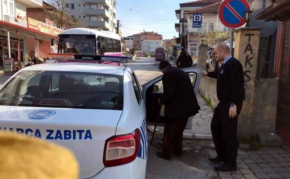 Kaynarca’da zabıta ekipleri yaşlı vatandaşları evlerine gönderdi 