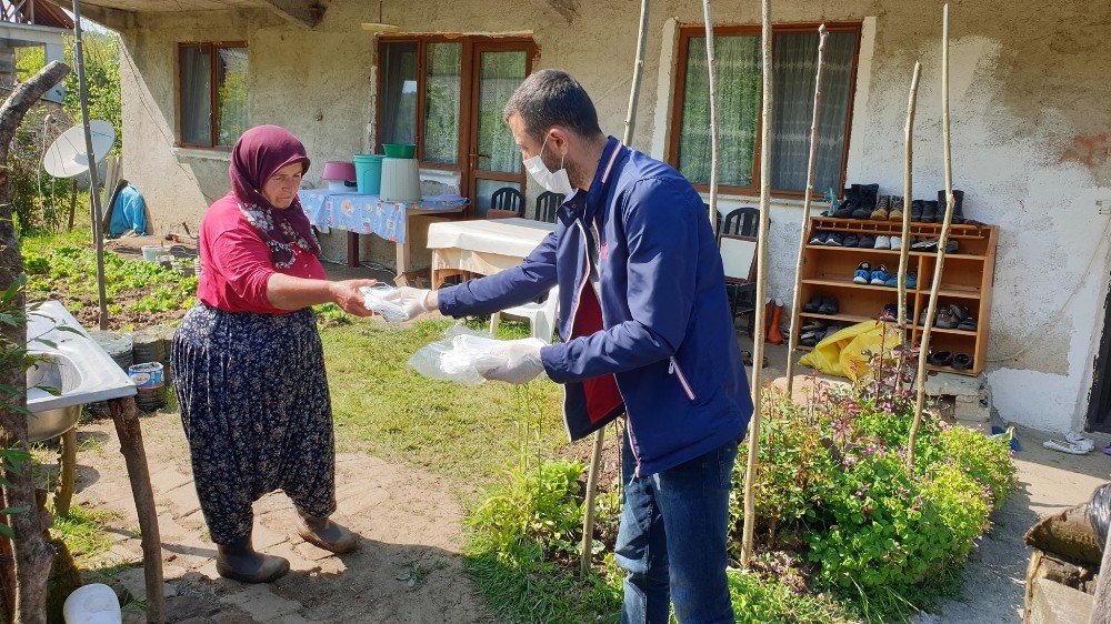 Kaynaşlı Belediyesi ev ev, kapı kapı 20 bin maske dağıtıldı 