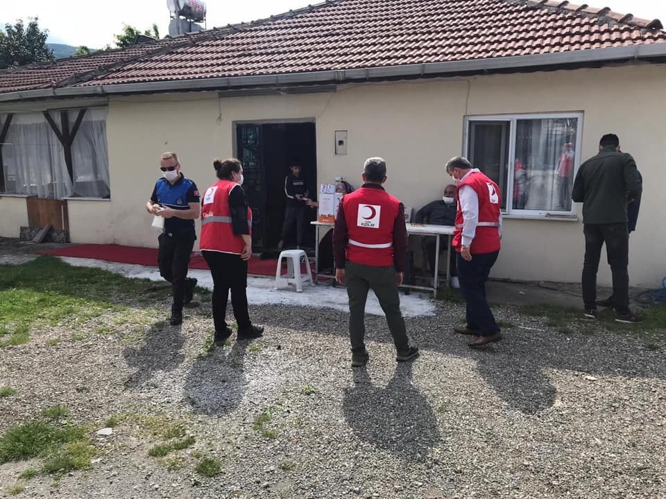 Kaynaşlı Belediyesi, Kızılay ile birlikte gıda kolisi dağıttı 