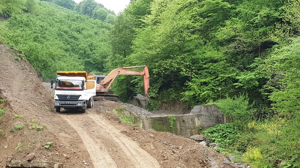 Kaynaşlı Belediyesinden derelerin taşmaması için ıslah çalışması 