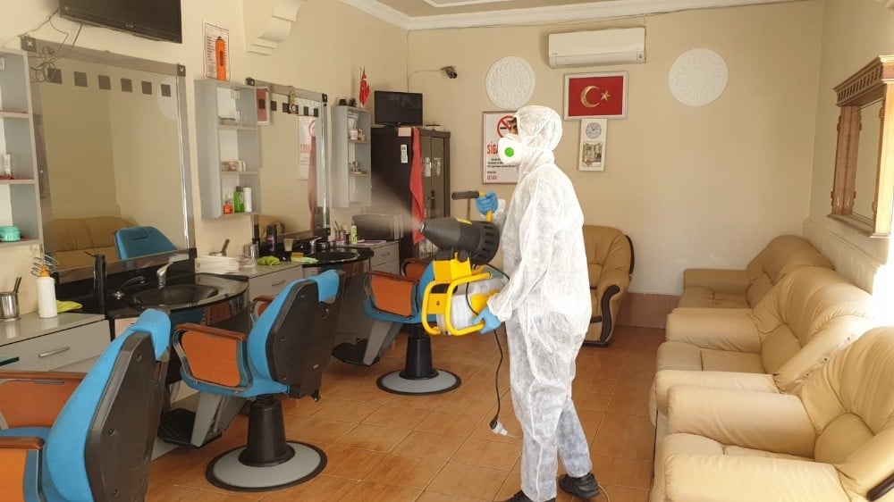 Kaynaşlı’da kuaför salonları ve berberler dezenfekte edildi 
