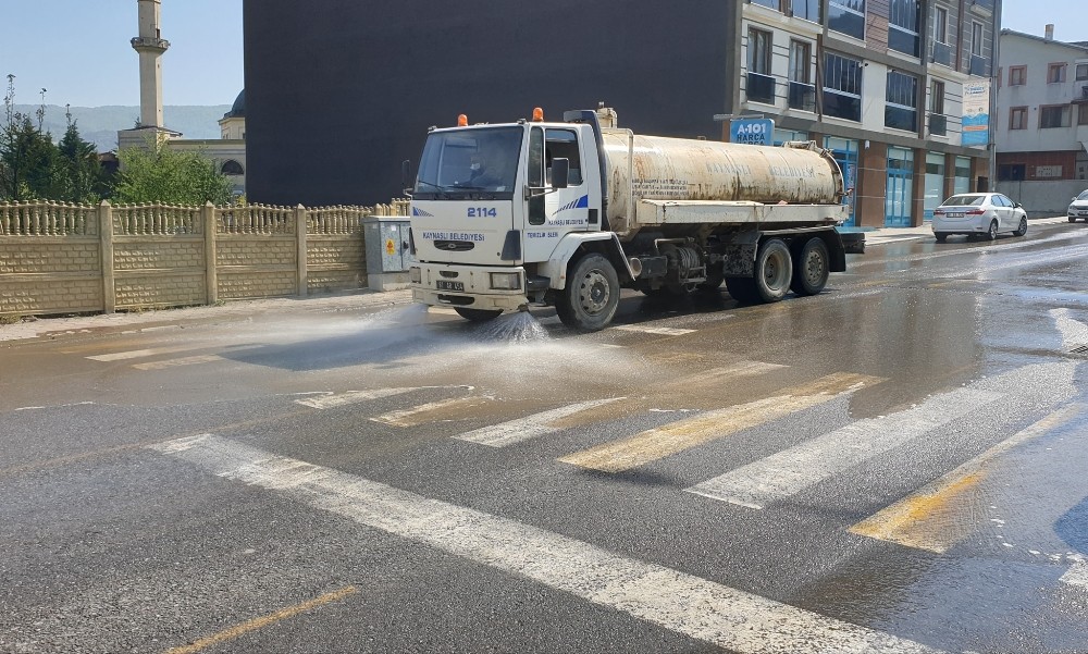 Kaynaşlı’da sokaklar her gün yıkanıyor 