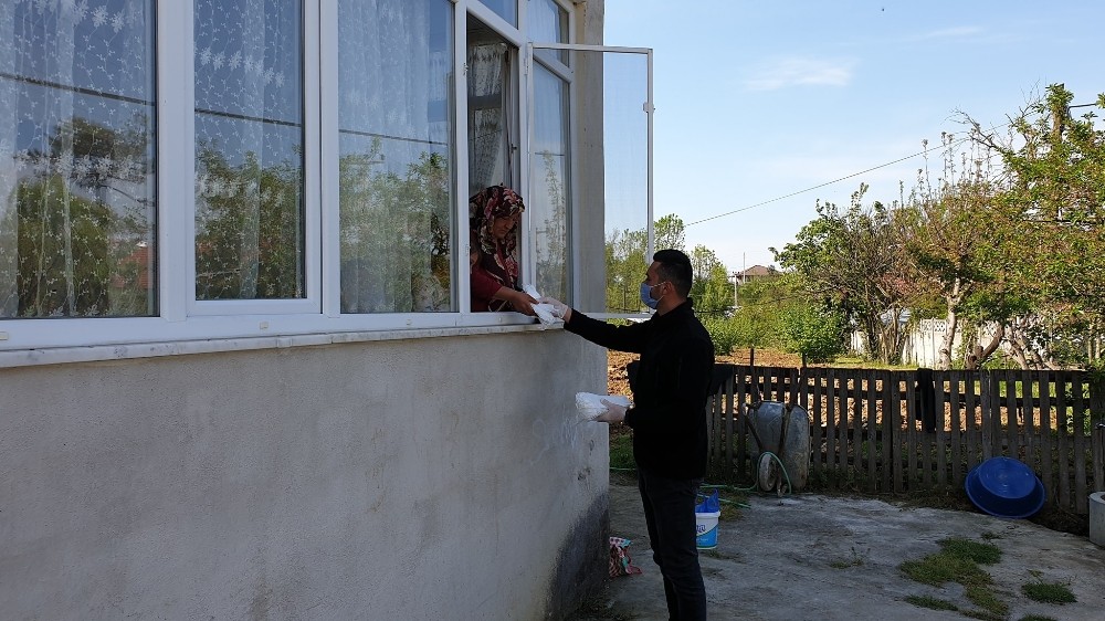 Kaynaşlı’da ücretsiz maske dağıtımı sürüyor 