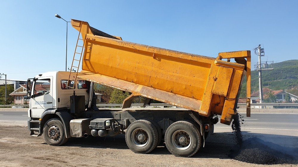 Kaynaşlı’da yan yollar asfaltlanmaya başladı 