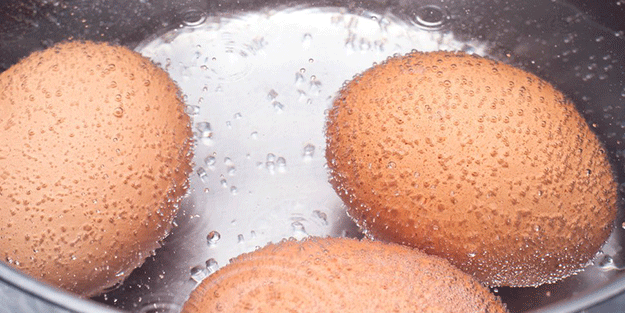 Kaynatılmış yumurta suyunun inanılmaz faydaları! Bir damlasını bile dökmeyin