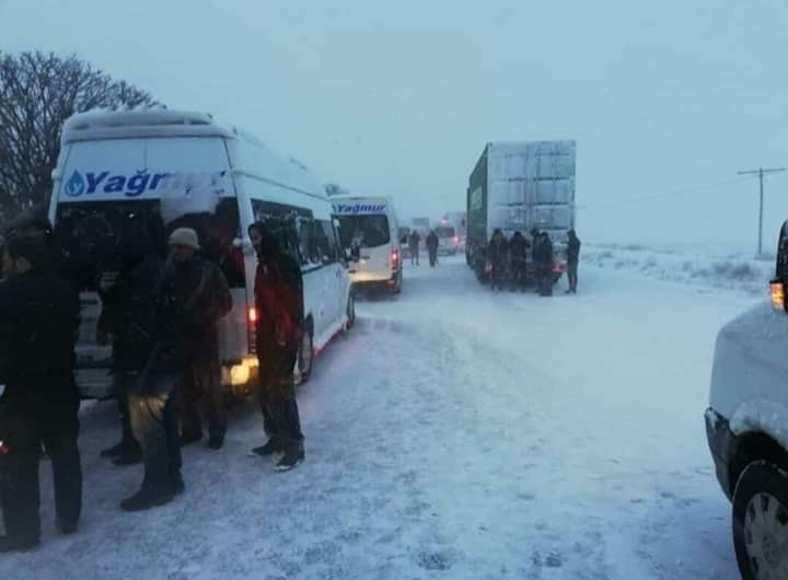 Kayseri-Ankara ve Kayseri-Niğde yolu kar yağışı nedeniyle trafiğe kapatıldı 