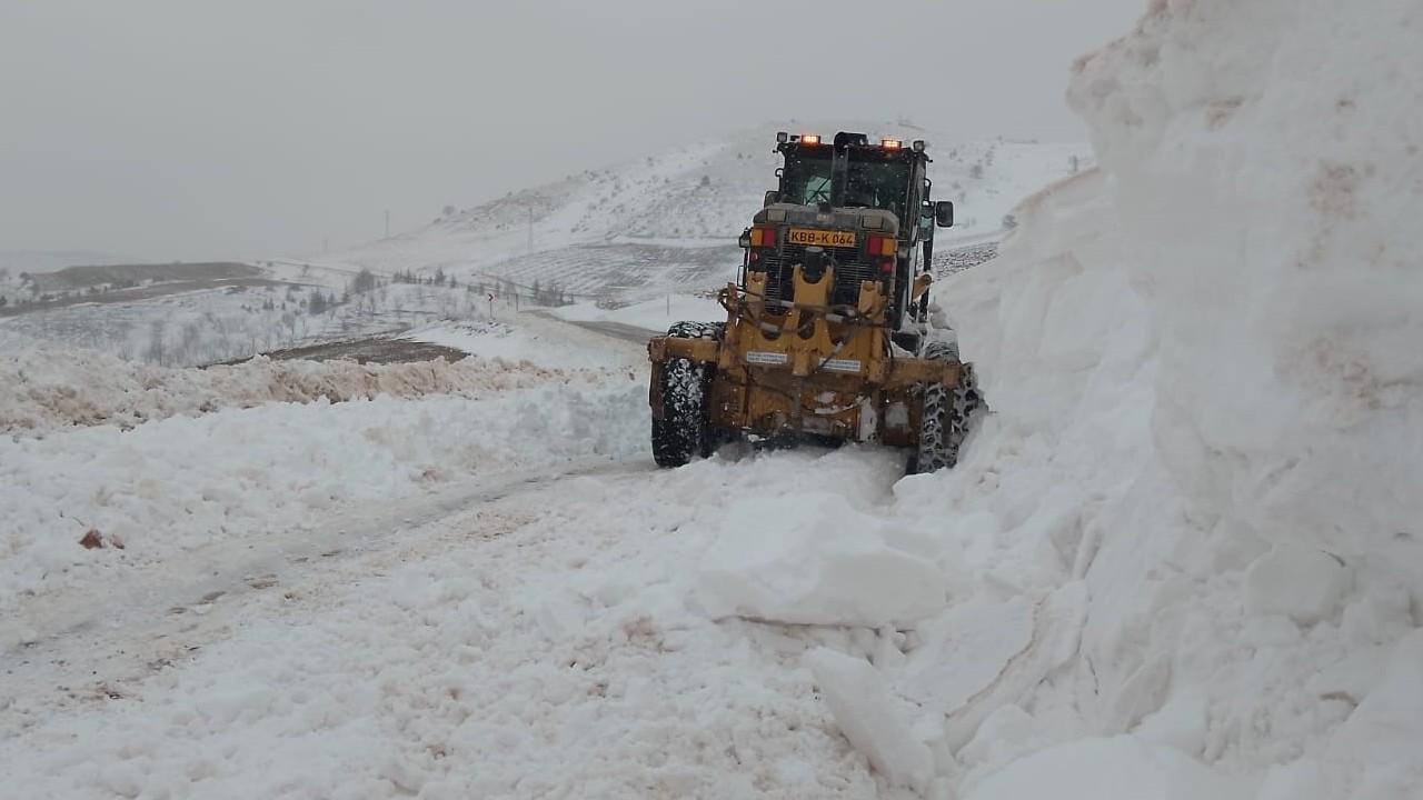 Kayseri Büyükşehir Belediyesi karla mücadelede hiçbir yolu kapalı bırakmadı