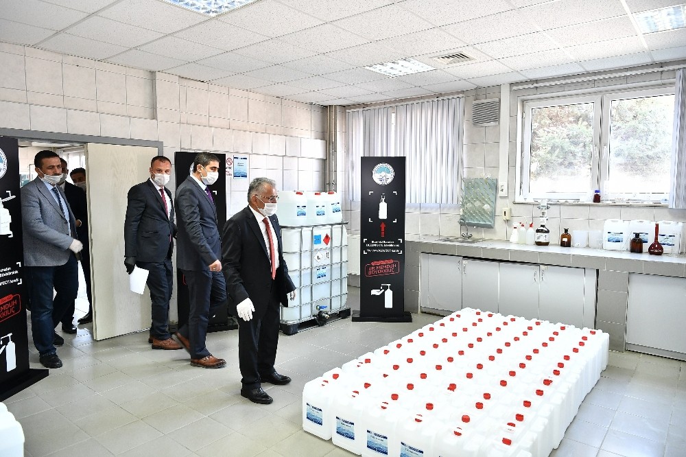 Kayseri Büyükşehir Belediyesi, maskeden sonra dezenfektan üretimine de başladı 