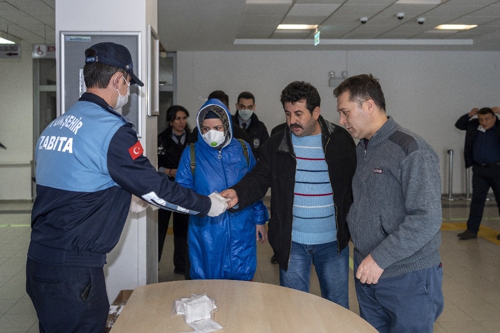 Kayseri Büyükşehir Belediyesi Zabıta ekipleri hastanelerde maske dağıttı 