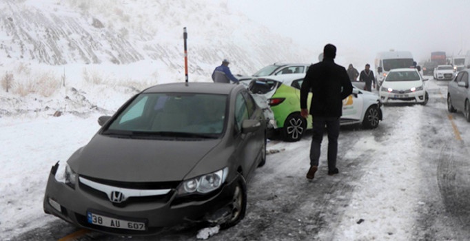 Kayseri Erciyes’e kar yağdı, 15 araç zincirleme kazaya karıştı