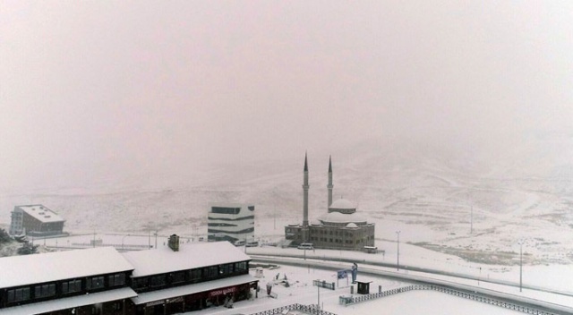 Kayseri Erciyes'e lapa lapa kar yağdı