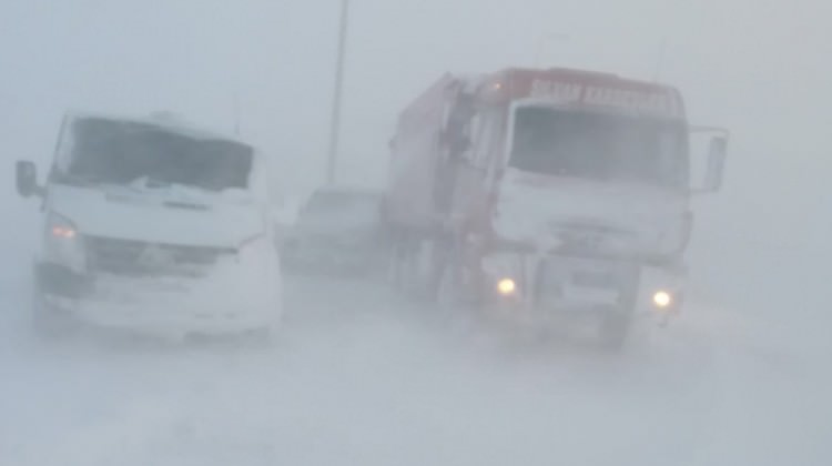 Kayseri Erciyes'te mahsur kalan 80 araç kurtarıldı