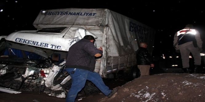 Kamyonlar kafa kafaya çarpıştı: 1 ölü, 1 yaralı